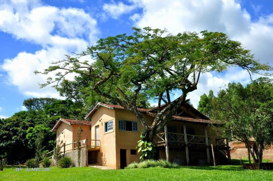 Sede da fazenda sob uma grande árvore